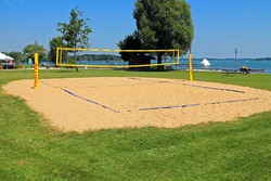 Zdjęcie przedstawia boisko do siatkówki plażowej.